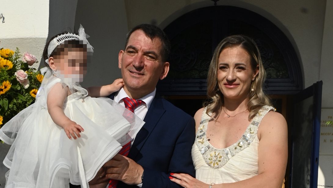 Πύρρος Δήμας: "Λύγισε" στη βάπτιση της κόρης του - Τα παιδιά του δεν παραβρέθηκαν στο μυστήριο
