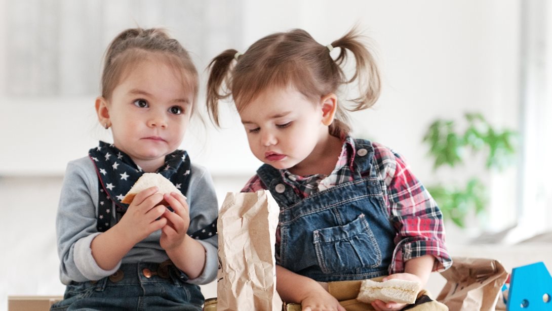 Σε ποια ηλικία -και γιατί -τα παιδιά σταματούν να μοιράζονται τα πράγματά τους;