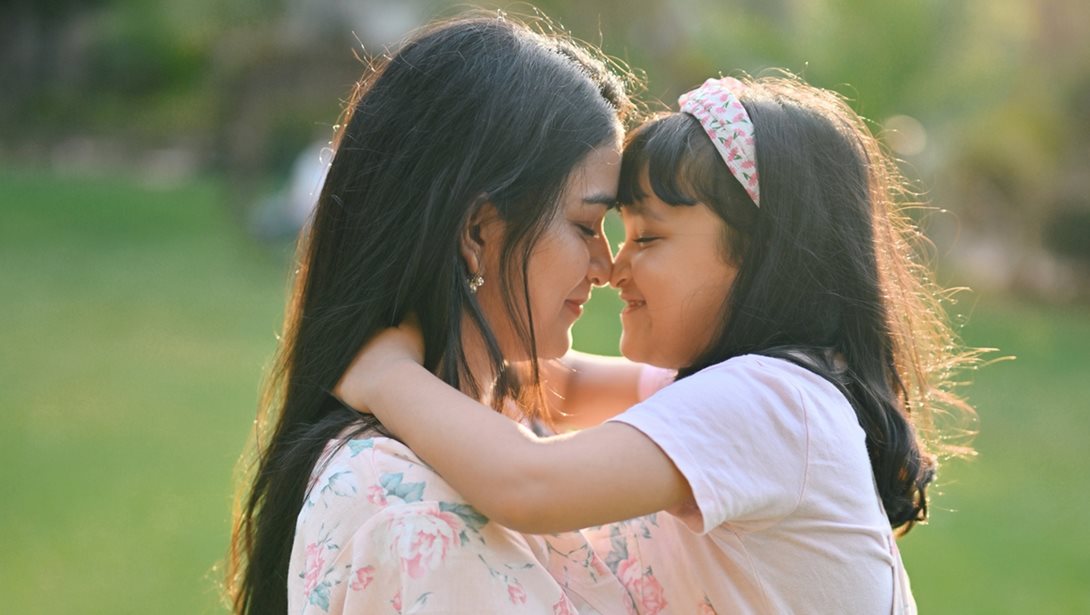 Καλεσμένες σε γάμο: 5 cute φορέματα για matchy-matchy εμφανίσεις με την κόρη σου