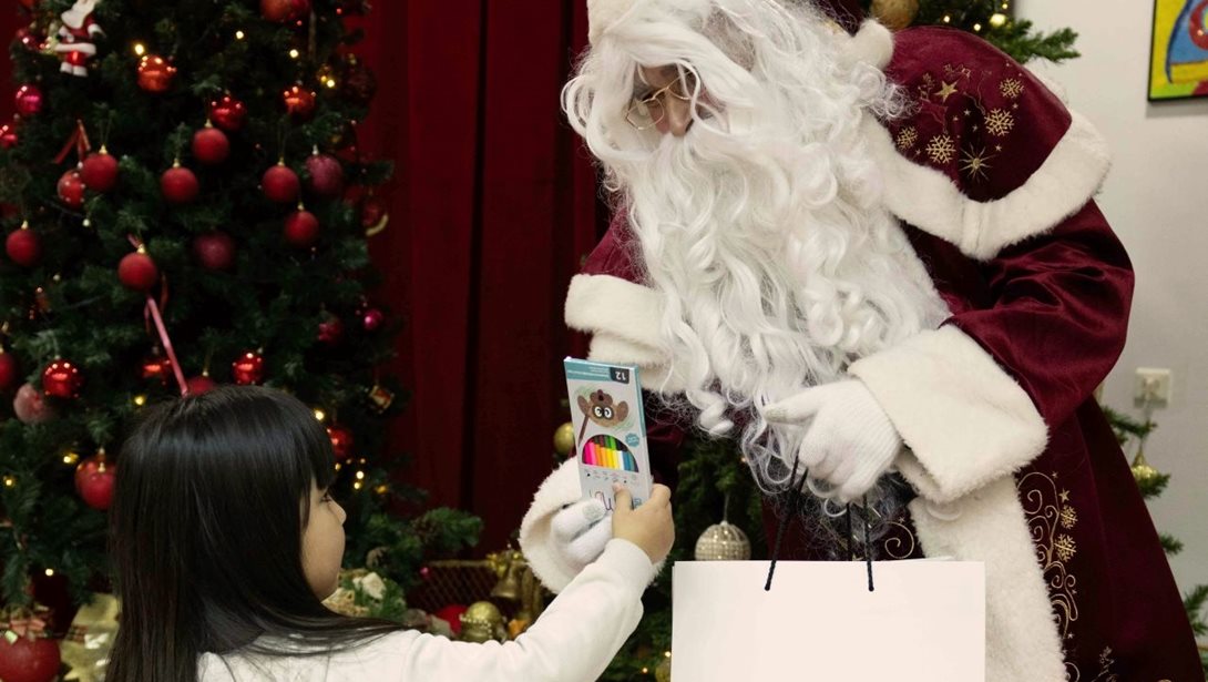 Το Πλαίσιο και το KIDOT μοίρασαν έμπνευση, χαμόγελα και χριστουγεννιάτικες εκπλήξεις σε δομές της Θεσσαλονίκης