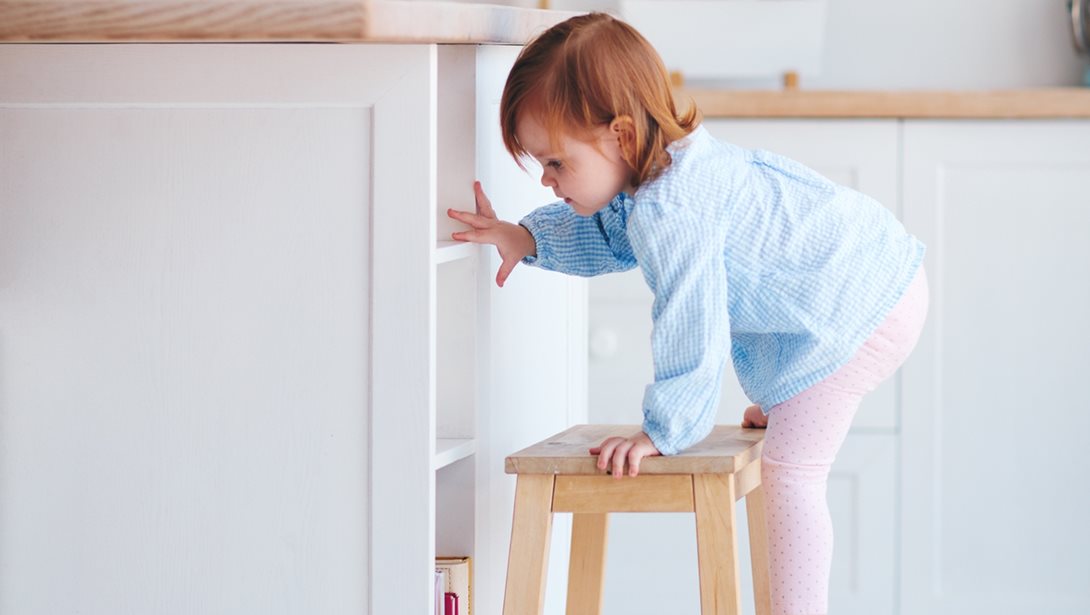Παιδίατρος: Τι πρέπει να προσέχουν οι γονείς για να μην πέσει το παιδί