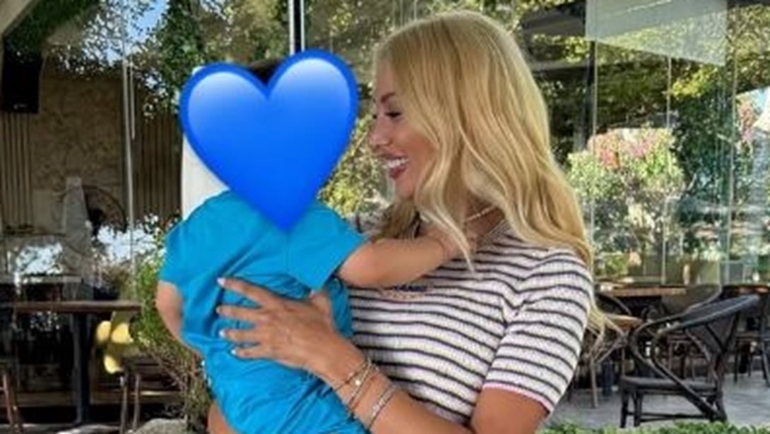 "Είχε μία αντίδραση από το εμβόλιο. Είμαστε κάπως": Η Κωνσταντίνα Σπυροπούλου για τον μικρότερο γιο της