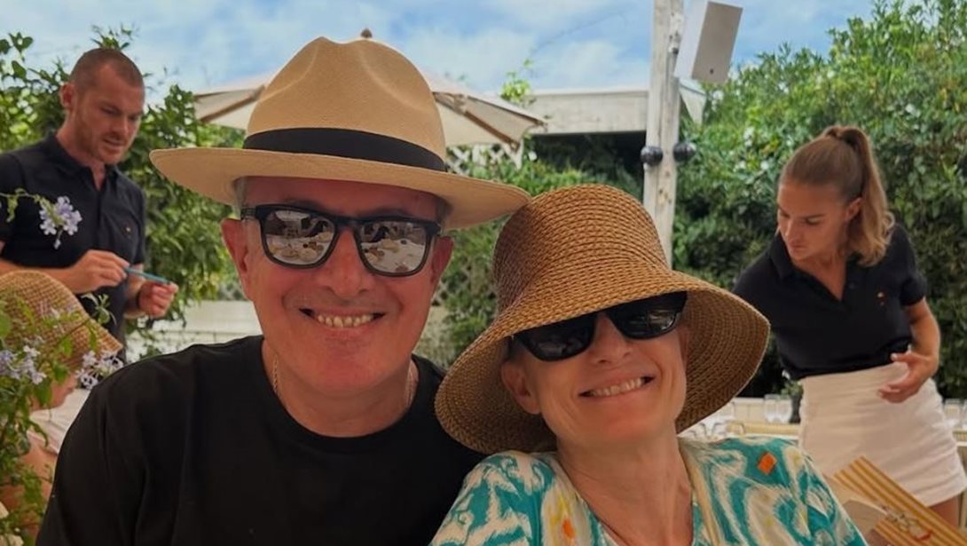 Ο Νίκος Χατζηνικολάου φωτογραφίζει την Κρίστη Τσολακάκη και την κόρη τους ενώ κάνουν ιππασία