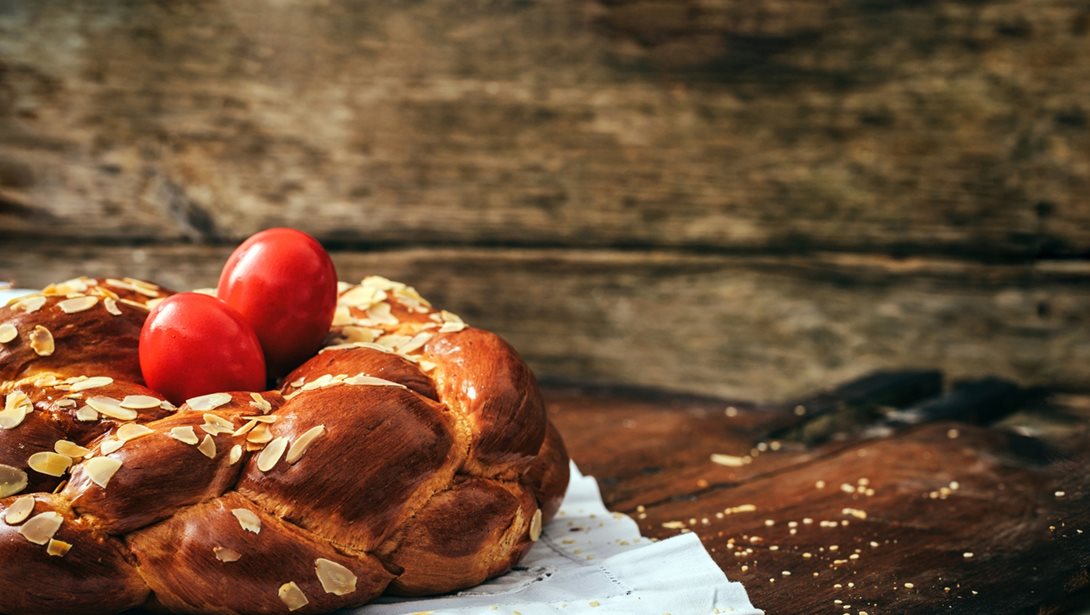 Μυρωδάτο και αφράτο πολίτικο τσουρέκι από τον Στέλιο Παρλιάρο
