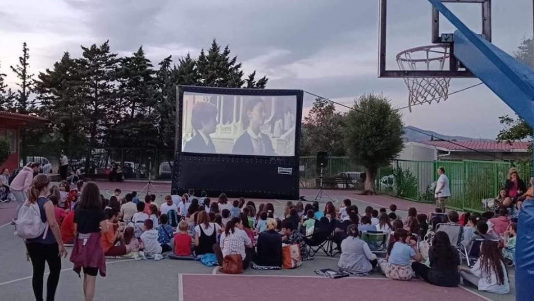 Δήμος Αθηναίων: Δωρεάν προβολές παιδικών ταινιών σε προαύλια σχολείων για παιδιά και γονείς