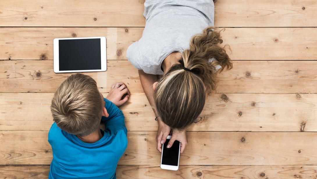 Γονείς: Πρέπει να "παρακολουθούμε" τα κινητά και τα tablet των έφηβων παιδιών μας;