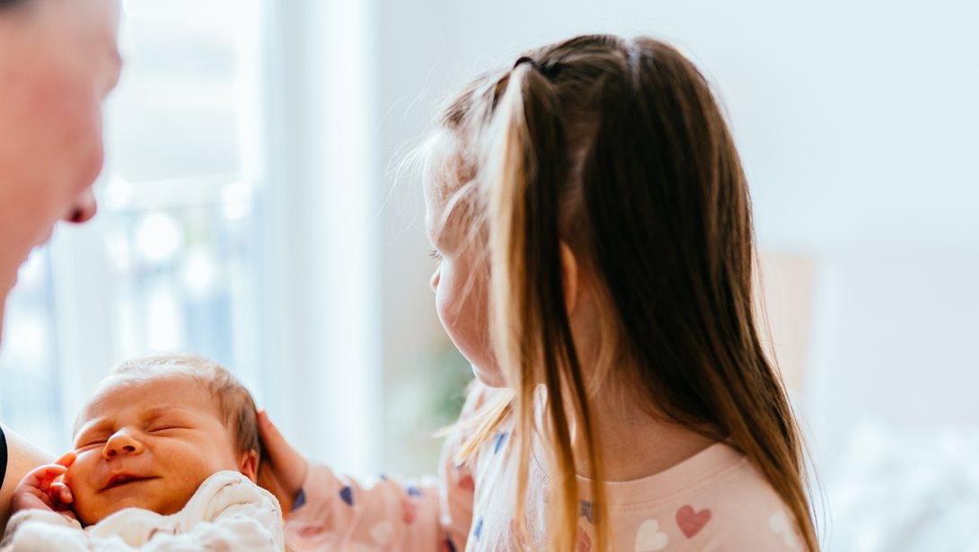 Πώς τα μεγαλύτερα αδέλφια βοηθούν την ανάπτυξη λόγου των μωρών