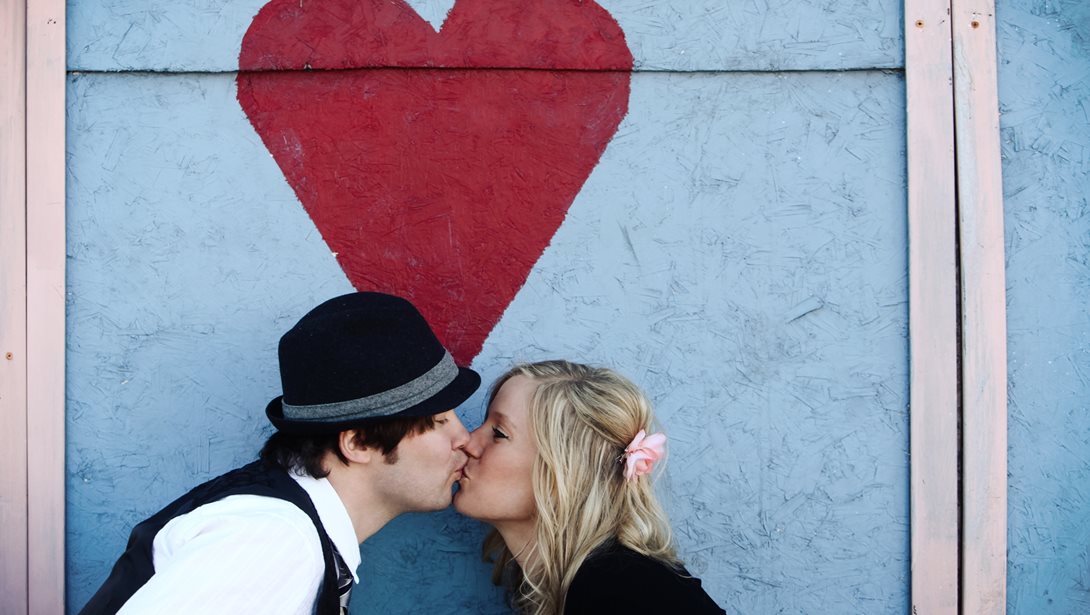 Γιατί φιλιόμαστε; Η απάντηση κρύβεται σε μια ιστορία 20 εκατομμυρίων ετών