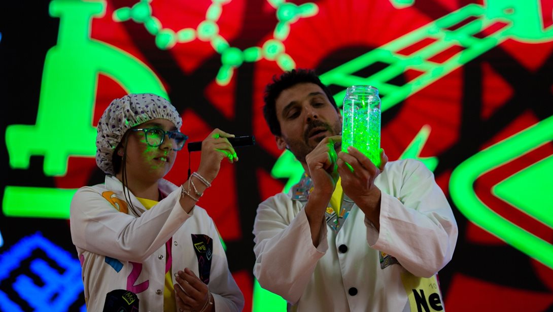 Big Van Ciencia: Οι επιστήμονες-κλόουν που έκαναν τις ερωτήσεις των παιδιών μια βραβευμένη, βιωματική παράσταση