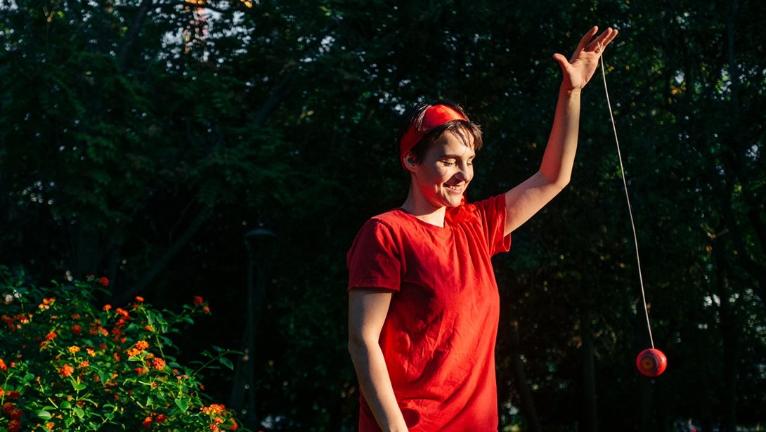 "Ο κόσμος που θέλουν τα παιδιά": Η Σοφία Σίμου μιλά για το Γαϊτανάκι και την αληθινή φωνή των παιδιών στη γραφή της Ζωρζ Σαρή