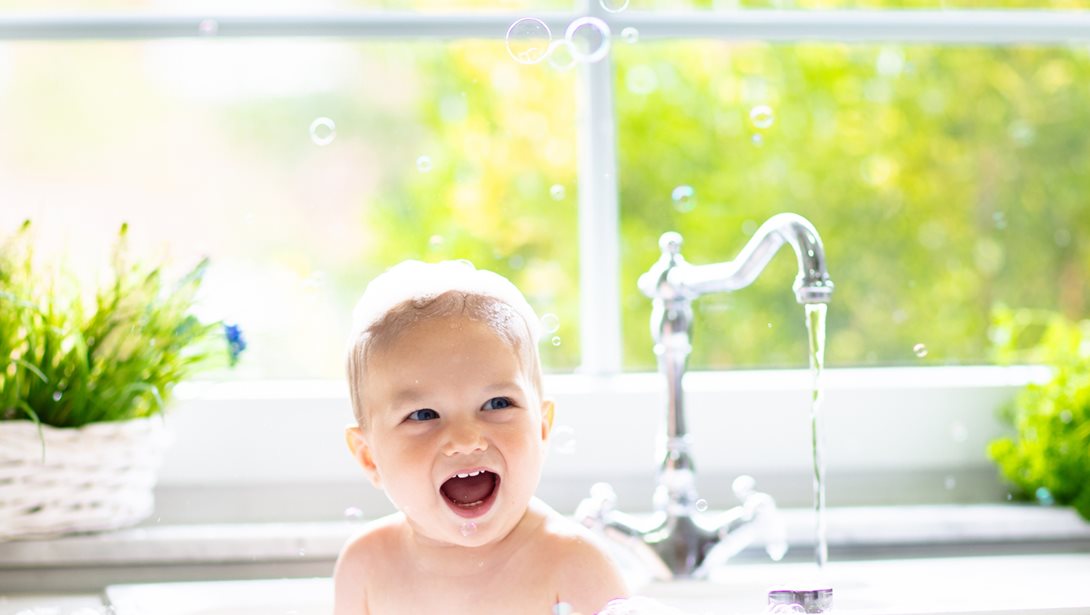 Γιατί δεν πρέπει να κάνεις μπάνιο το μωρό σου στον νεροχύτη;