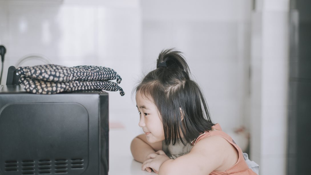 Με αυτό το κόλπο θα απομακρύνεις μυρωδιές και λίπη από τον φούρνο μικροκυμάτων σε 5 λεπτά!