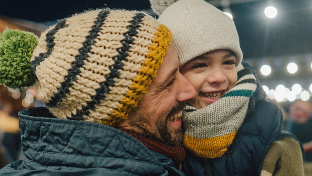 Η viral ιστορία ενός 7χρονου αγοριού που μάζευε χρήματα για να "αγοράσει" λίγες ώρες με τον πατέρα του