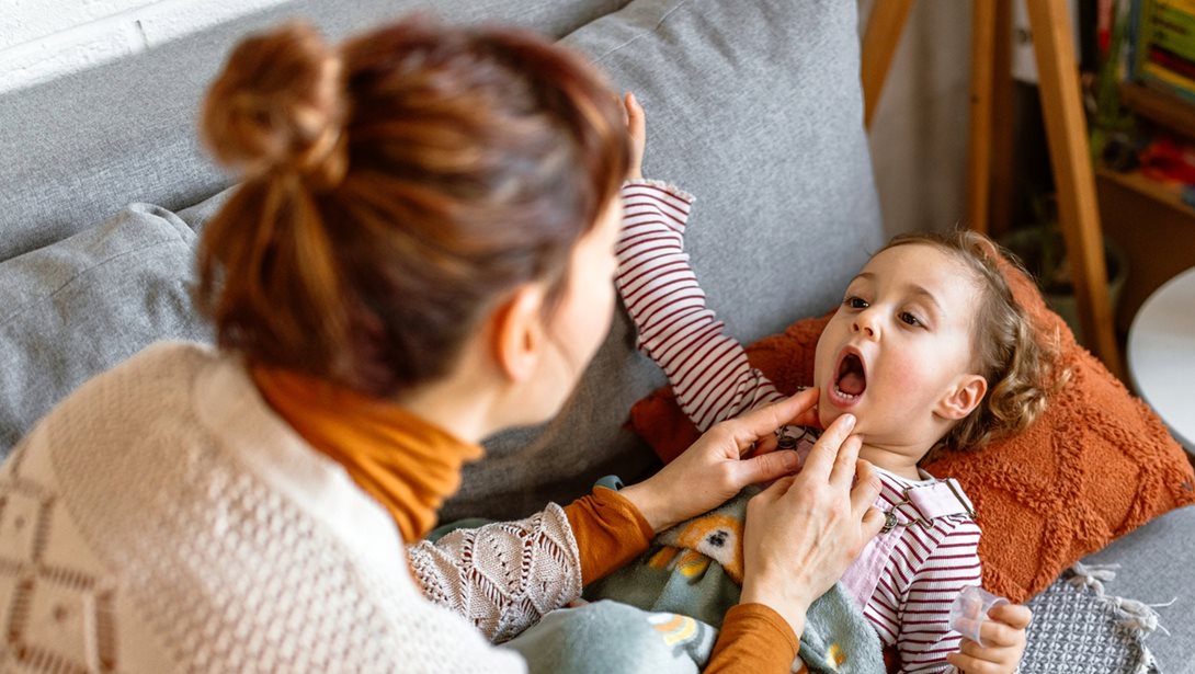 "Μαμά, πονάει ο λαιμός μου" - Οι σωστές κινήσεις από το πρώτο σύμπτωμα