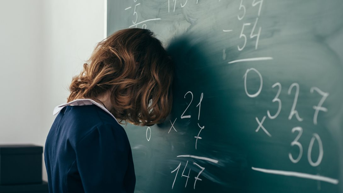 Πλήξη, κόπωση ή άγχος; Γιατί το παιδί δεν συγκεντρώνεται στο μάθημα και πώς να το βοηθήσεις