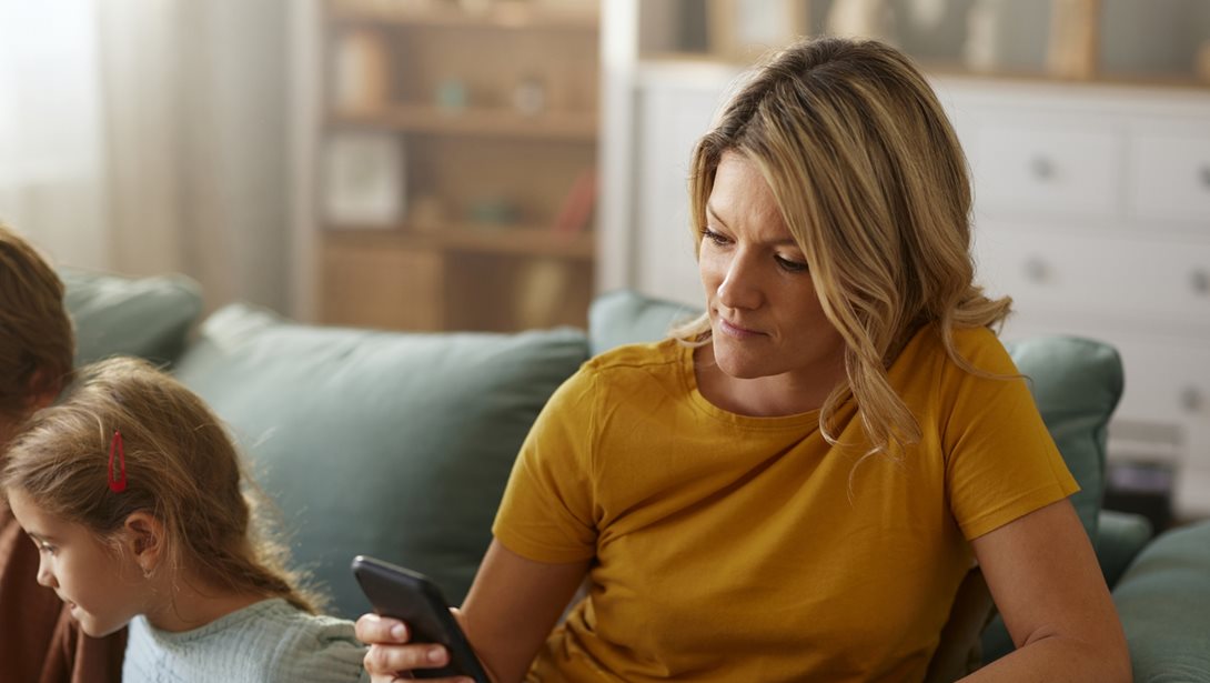 Πότε τα chat group γονιών ξεφεύγουν από τον ρόλο τους;