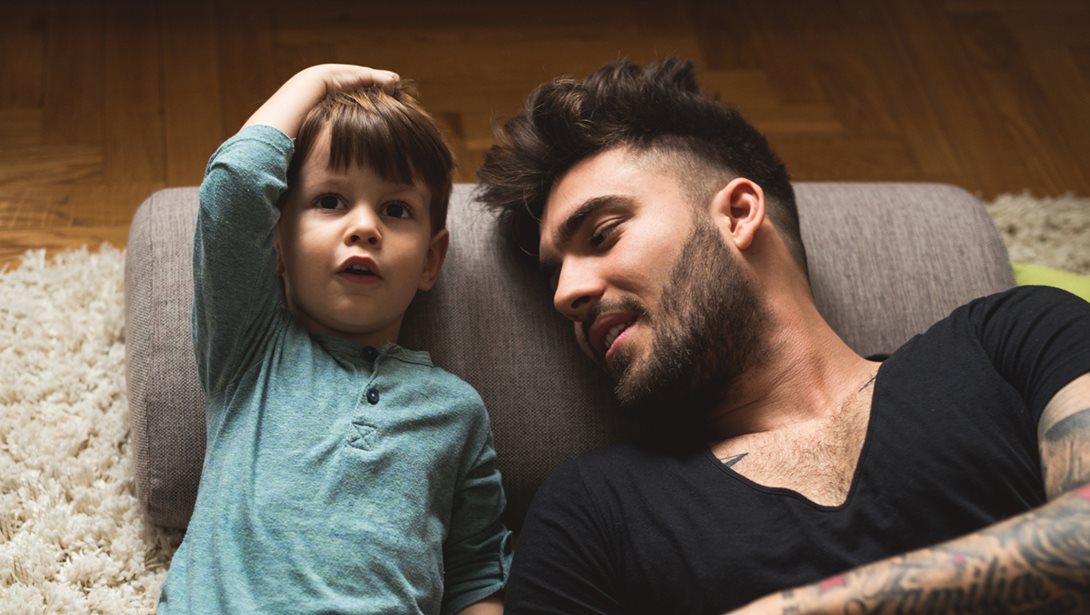 Ένας μπαμπάς μαθαίνει στον γιο του πώς να διαχειρίζεται τον θυμό του: To βίντεο που μας συγκίνησε