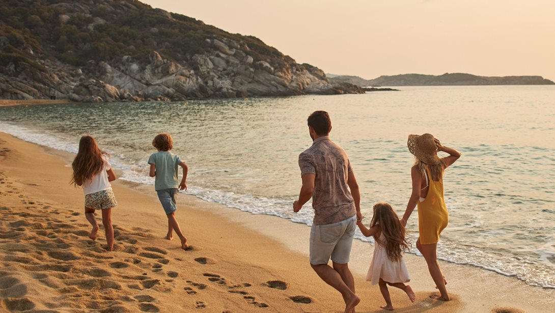 Πώς να οργανώσεις τις καλοκαιρινές διακοπές με παιδιά – χωρίς άγχος και χωρίς να αδειάσει το πορτοφόλι σου