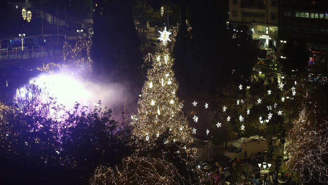 Η Αθήνα φόρεσε τα γιορτινά της- Η φωταγώγηση του Χριστουγεννιάτικου δέντρου στο Σύνταγμα