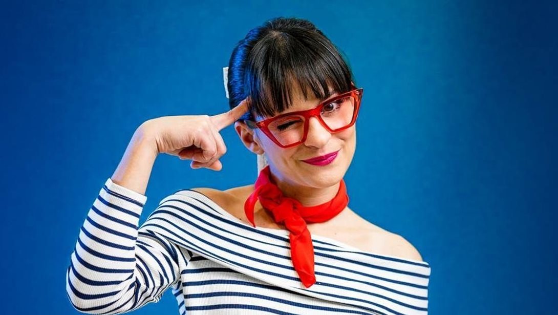 "Η φαντασία είναι εργαλείο για την εξέλιξη": Η Λυδία Σγουράκη μας μιλάει για την παιδική παράσταση "Αλίκη στη χώρα των ψαριών"