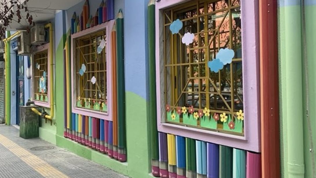 Ένα νηπιαγωγείο σαν παραμύθι: Η εικαστική παρέμβαση με γιγαντιαία μολύβια σε νηπιαγωγείο της Θεσσαλονίκης που χαρίζει ενέργεια και χρώμα