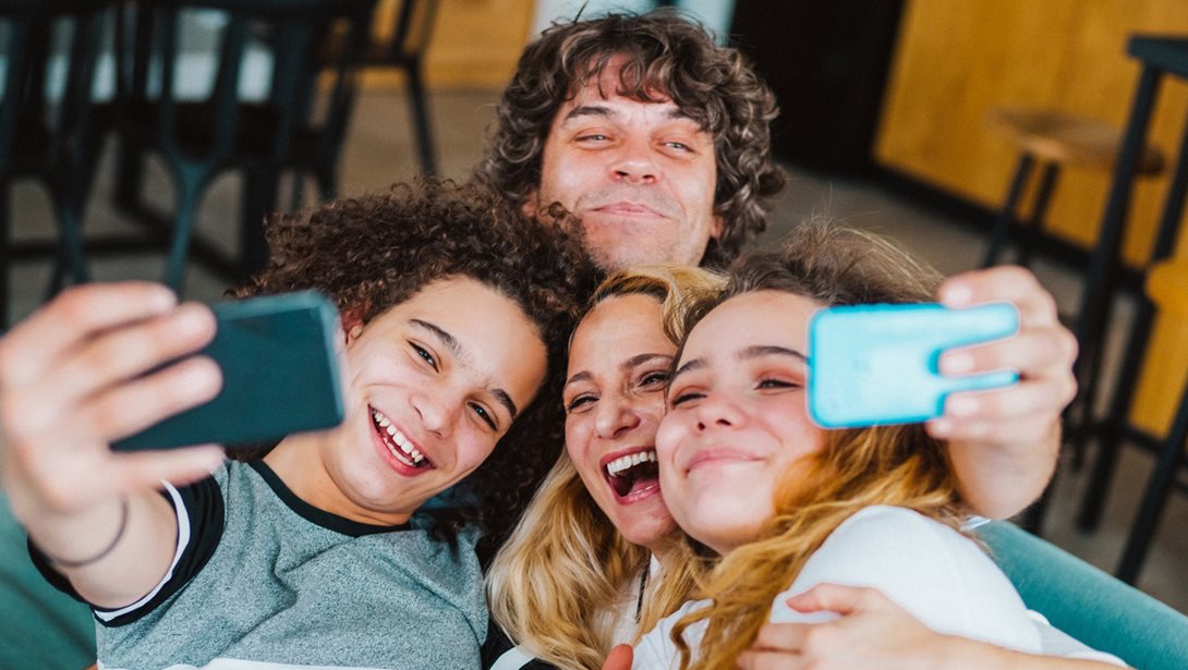 Εφηβεία: Όταν το σπίτι γίνεται το "στέκι" των παιδιών σου (και γιατί αυτό είναι καλό)