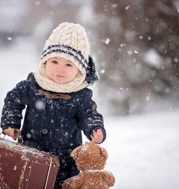 Ταξίδι με μωρό τα Χριστούγεννα: Ο απόλυτος οδηγός επιβίωσης για γονείς