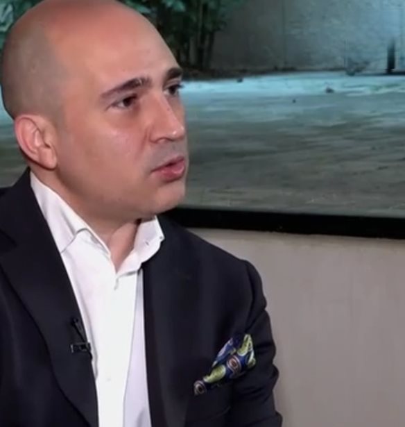 Κωνσταντίνος Μπογδάνος: "Είμαι μαμάκιας όπως είμαι και μπαμπάκιας. Έχω τέσσερις γονείς"