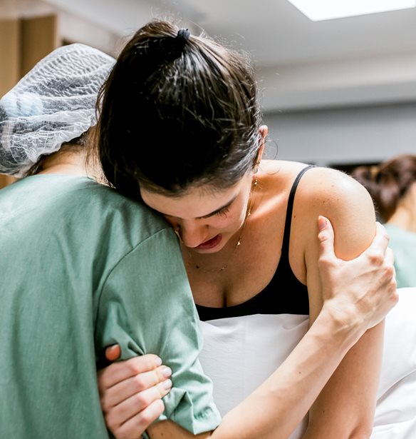 Μαίες: Γιατί στην Ελλάδα δεν θέλουν τα μαιοκεντρικά μοντέλα φροντίδας;