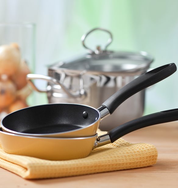 Πώς φεύγουν τα λίπη από το τηγάνι; Το κόλπο που δεν απαιτεί τρίψιμο