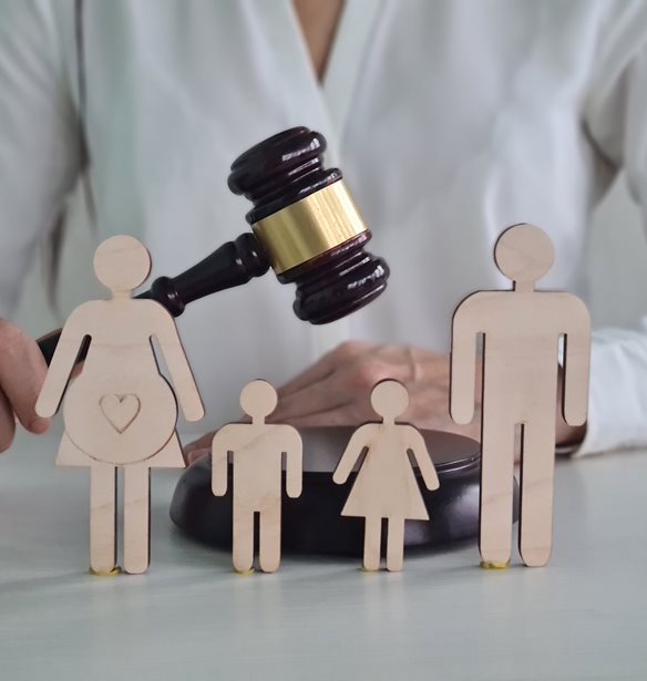 Συνεπιμέλεια: Τι αλλάζει στη νέα τροπολογία σχετικά με τις δικαστικές αποφάσεις που αφορούν τη γονική μέριμνα ανηλίκων.