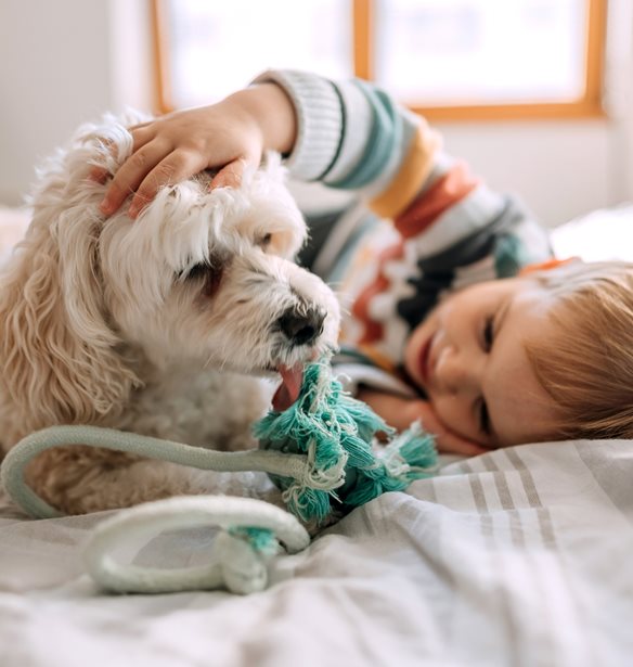 Έχεις σκυλί στο σπίτι; Νέες έρευνες αποκαλύπτουν την προστατευτική επίδραση στα μικρά παιδιά