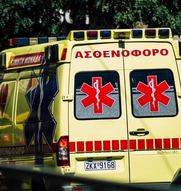"Παιδί εγκλωβίστηκε κάτω από μηχανάκι": Περίμενε με τη μητέρα του να διασχίσει το δρόμο