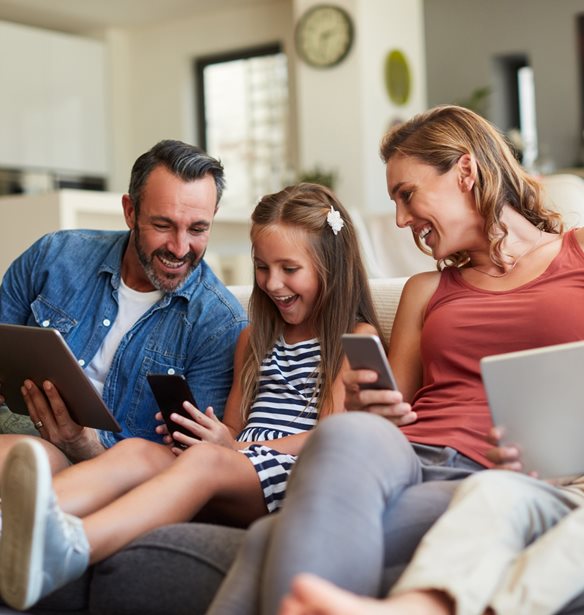 "Το κινητό εισάγει τα παιδιά βίαια σε ένα κόσμο ενηλίκων": Η ανάρτηση του παιδιάτρου Κυριάκου Δουλγέρη για το πώς οι οθόνες επηρεάζουν τα παιδιά