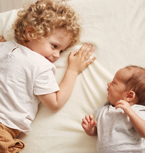 Ποια είναι η "καλή" διαφορά ηλικίας ανάμεσα στα αδέλφια; Η επιστήμη καταρρίπτει τους μύθους