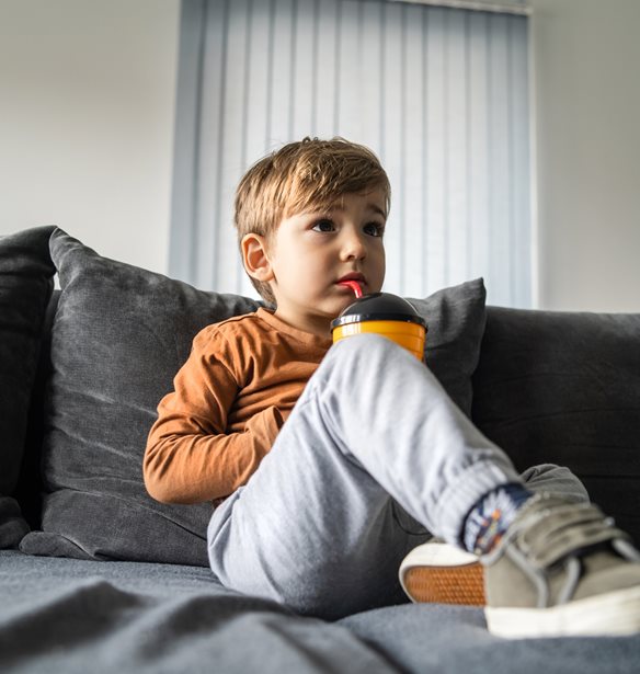 Το έξυπνο hack καθαρισμού του καναπέ σου μετά τις γιορτές