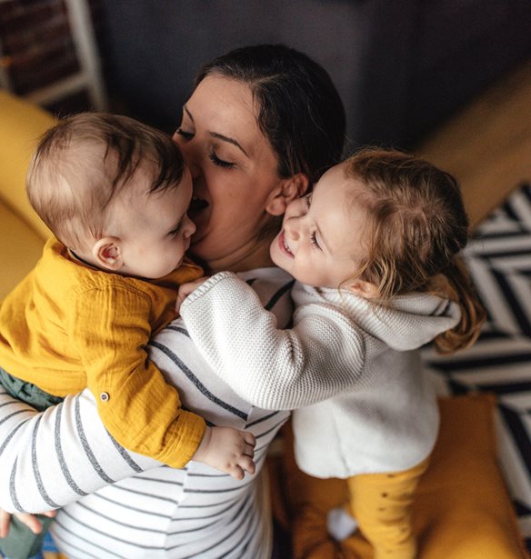 Όταν όλοι έχουν άποψη: Πώς να επιβιώσεις από τις κακές συμβουλές για το μωρό σου