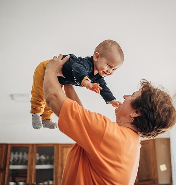 Πανελλαδική εφαρμογή των "Νταντάδων της Γειτονιάς" με ενίσχυση έως 500 ευρώ τον μήνα