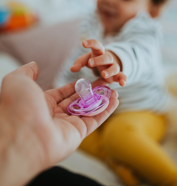 Η μέρα που η πιπίλα θα φύγει: Tips για μια ήρεμη μετάβαση