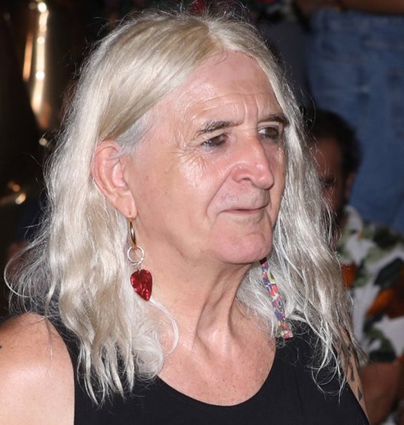 Νίκος Καρβέλας: "Οι γονείς γεννάνε το δουλάκι που θα το έχουν εξαρτημένο με την αγάπη"