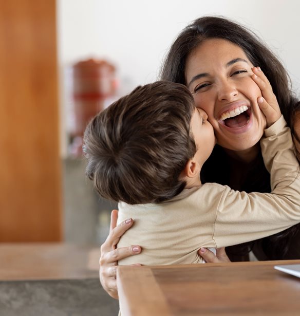 Εργαζόμενες μαμάδες και ενοχές: Γιατί νιώθουμε έτσι;