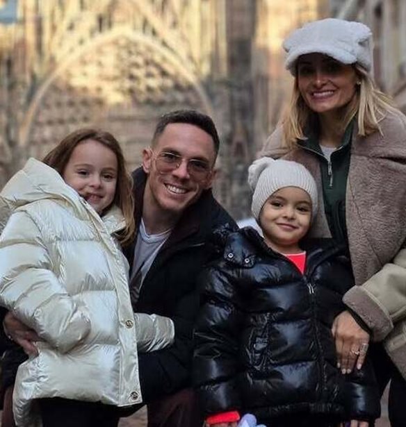 Βασιλική Μιλλούση & Λευτέρης Πετρούνιας σε χριστουγεννιάτικη εξόρμηση με τις κόρες τους στο εξωτερικό