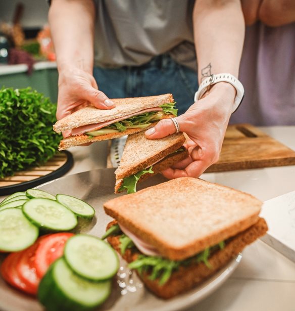 Ξέχνα το τοστ γαλοπούλα-τυρί: 4 υγιεινές και γρήγορες ιδέες που αλλάζουν το κλασικό σνακ το 2026