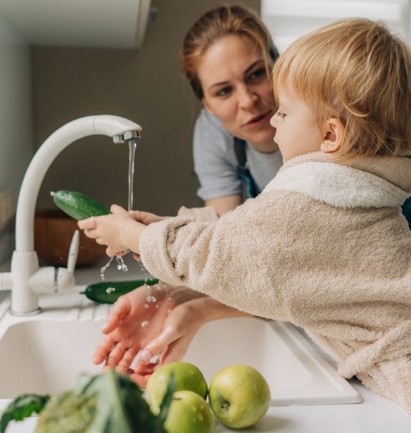 Το κάνεις κι εσύ λάθος; Πώς πρέπει να πλένεις τα φρούτα για να απαλλαγείς από τα φυτοφάρμακα