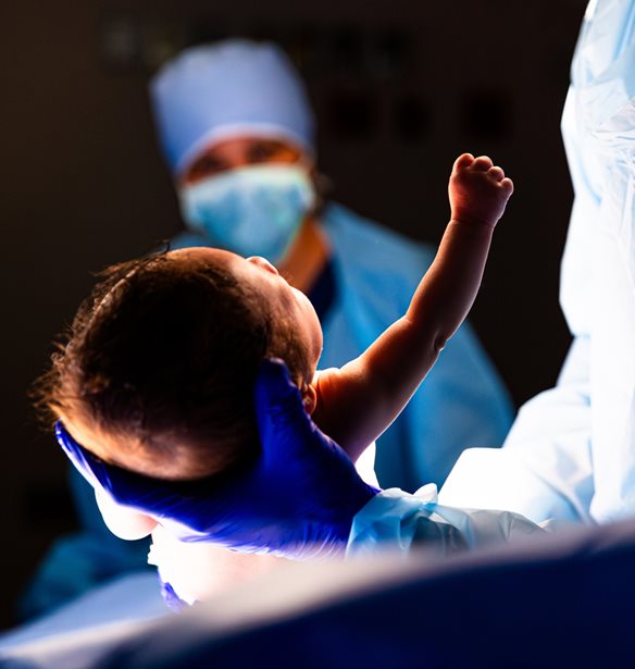 Νεογέννητο γεννήθηκε μέσα σε ασθενοφόρο: Πως το ΕΚΑΒ και οι γιατροί κατάφεραν να το κρατήσουν στη ζωή