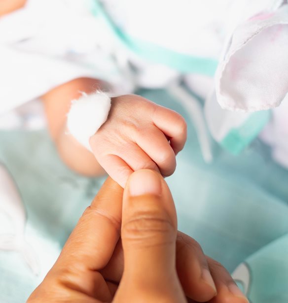 Παγκόσμια Ημέρα Προωρότητας: Το μοβ συμβολίζει τη δύναμη που χαρακτηρίζουν τα πρόωρα μωρά και τις οικογένειές τους