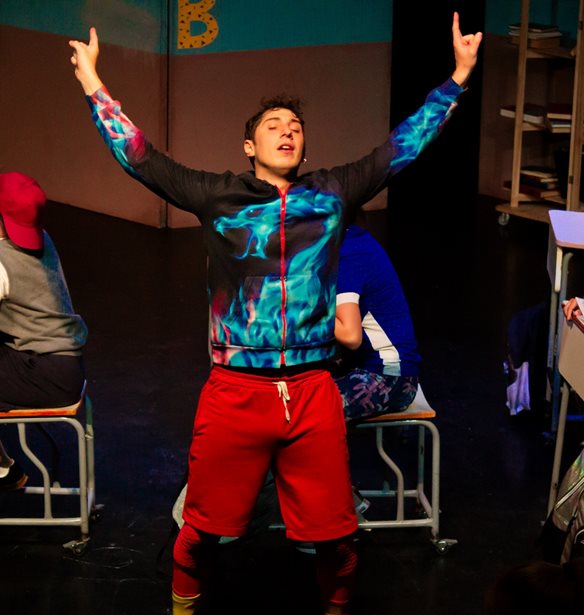 Στον κόσμο του "Αόρατου Τονίνο": Ο ηθοποιός Στράτος Νταλαμάγκος μιλά για το παιδικό βλέμμα, τη φιλία και τη μοναξιά