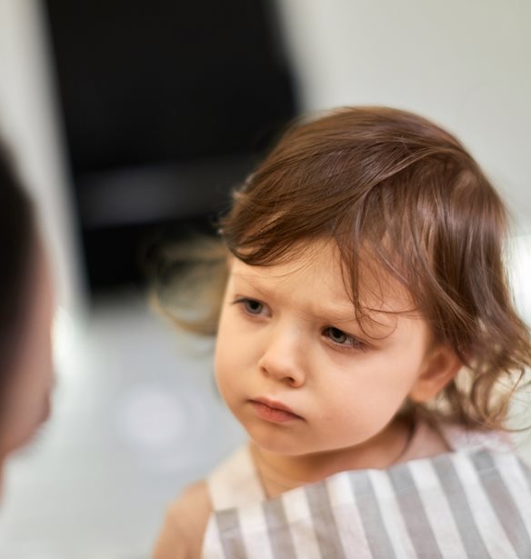 Πότε ένα ψέμα προστατεύει και πότε πληγώνει; Η αλήθεια που πρέπει να ξέρουν οι γονείς
