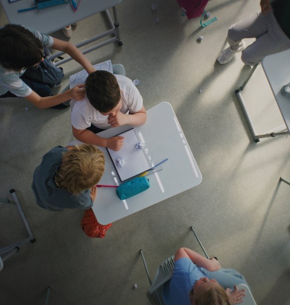 "Κανείς δεν μίλησε": Το κοινωνικό πείραμα ενός δασκάλου που αποκάλυψε γιατί η αδικία επιβιώνει