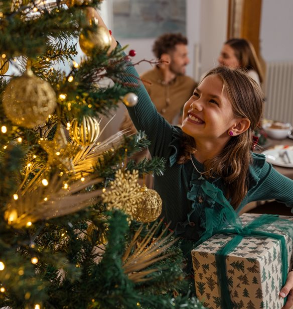 Ποια είναι η σωστή σειρά για να τοποθετήσεις τα στολίδια στο χριστουγεννιάτικο δέντρο;